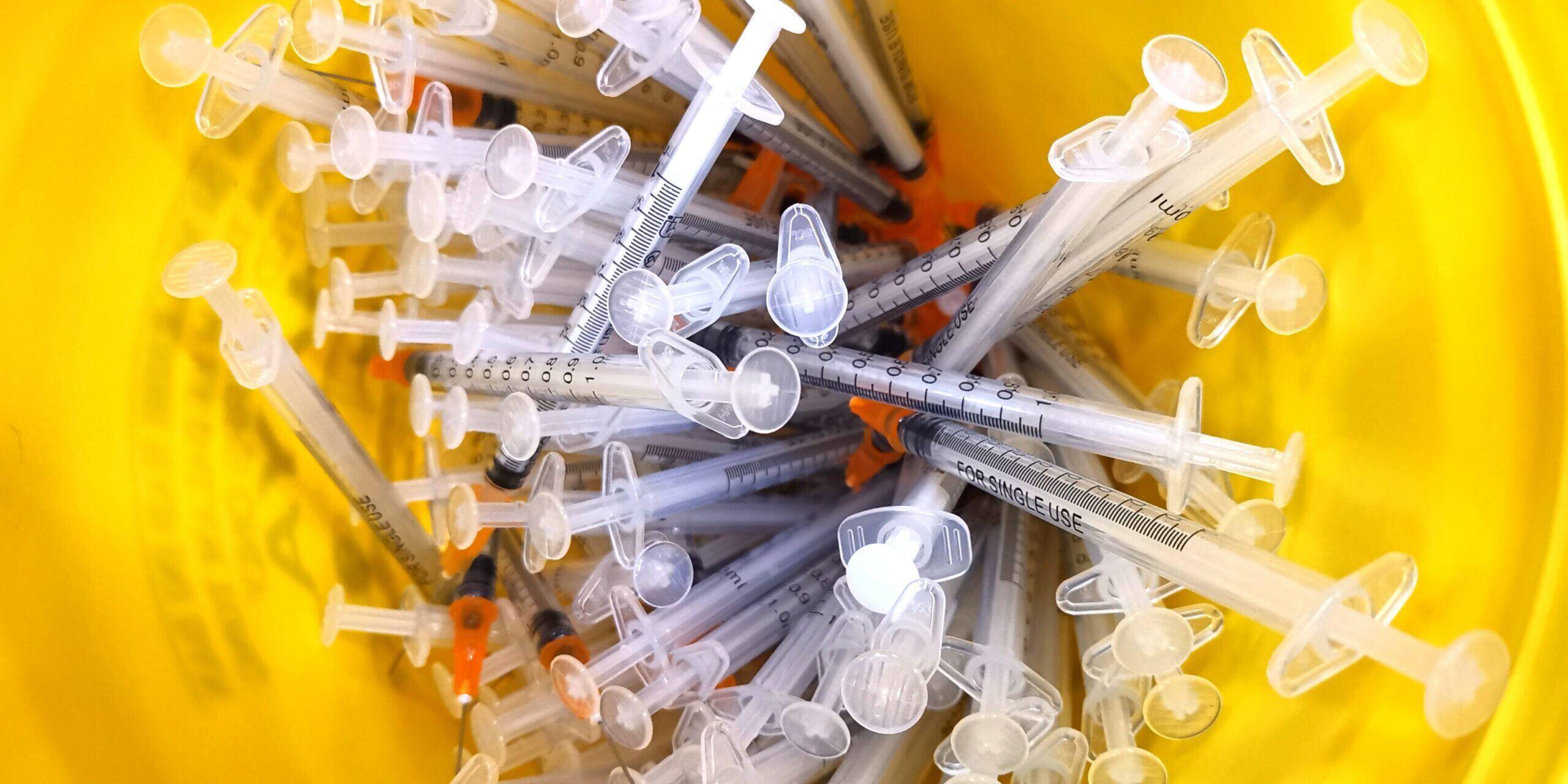 Seringas hospitalares usadas em um saco plástico